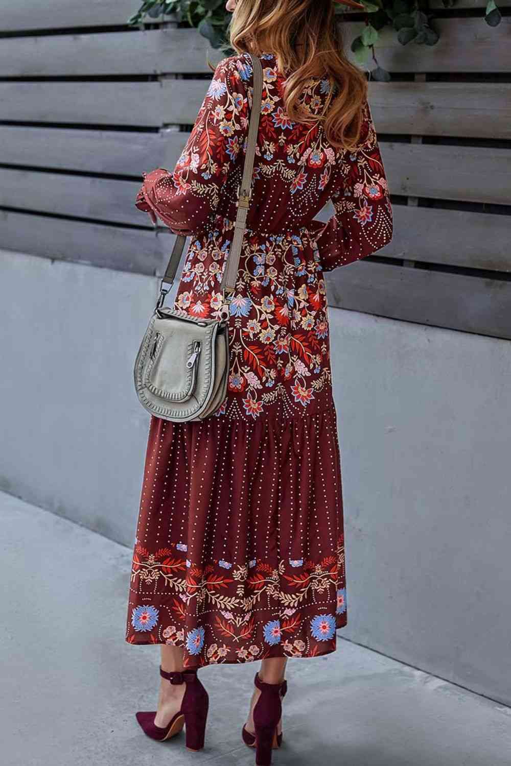 Robe midi à imprimé floral et boutons décoratifs, col en V, manches à volants