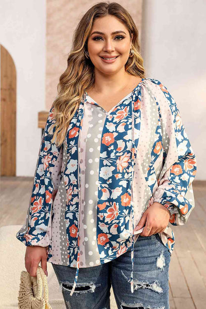 Blusa con cuello anudado y estampado floral de talla grande