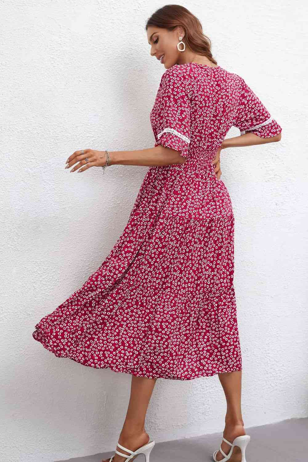 Robe midi fleurie à col en V et taille smockée