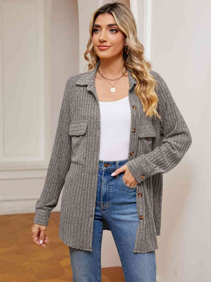 Chaqueta con cuello y botones