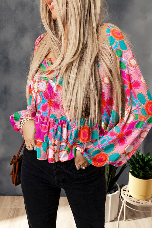 Blusa floral con mangas globo y volantes fruncidos