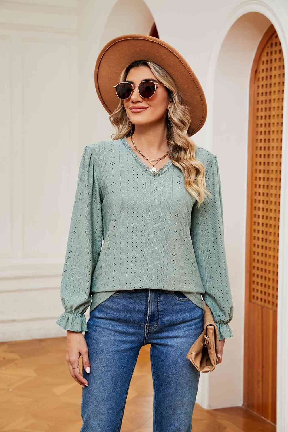 Blusa con cuello en V y mangas con volantes