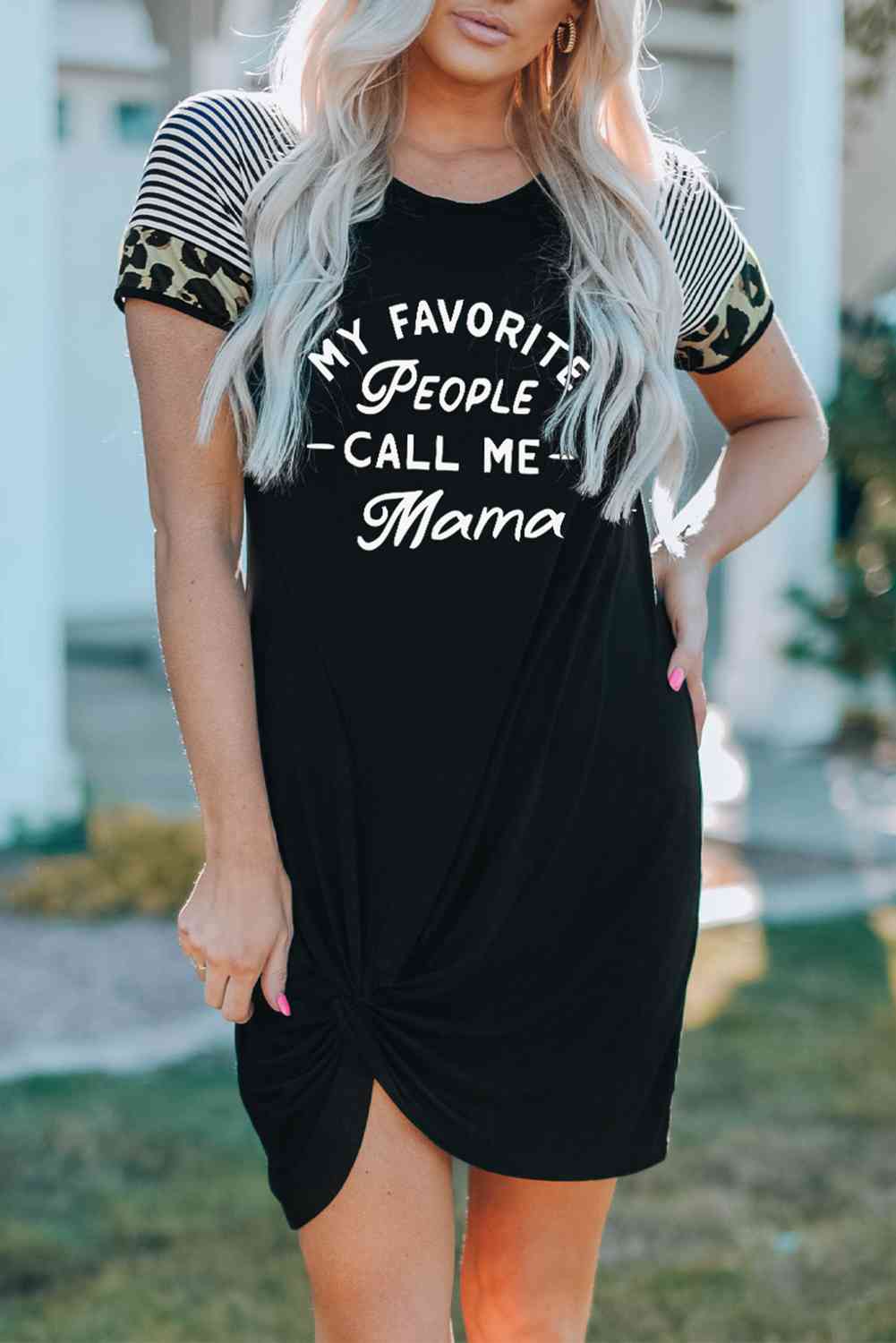 Vestido retorcido de manga corta con estampado de slogan