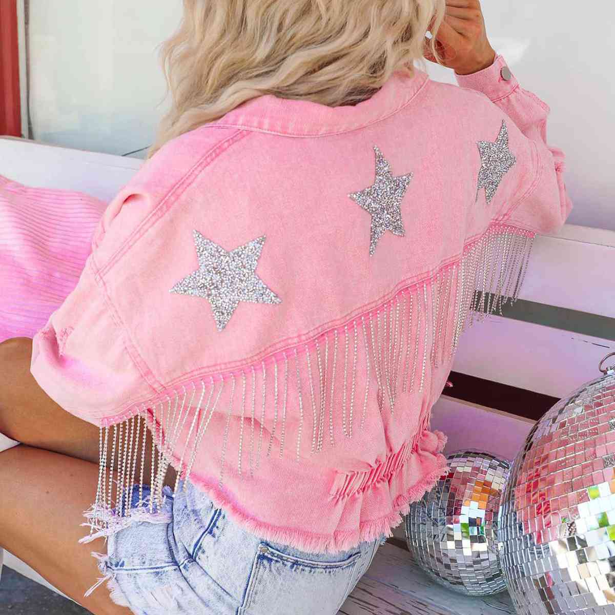 Chaqueta vaquera con detalle de flecos y dobladillo sin rematar con estrellas