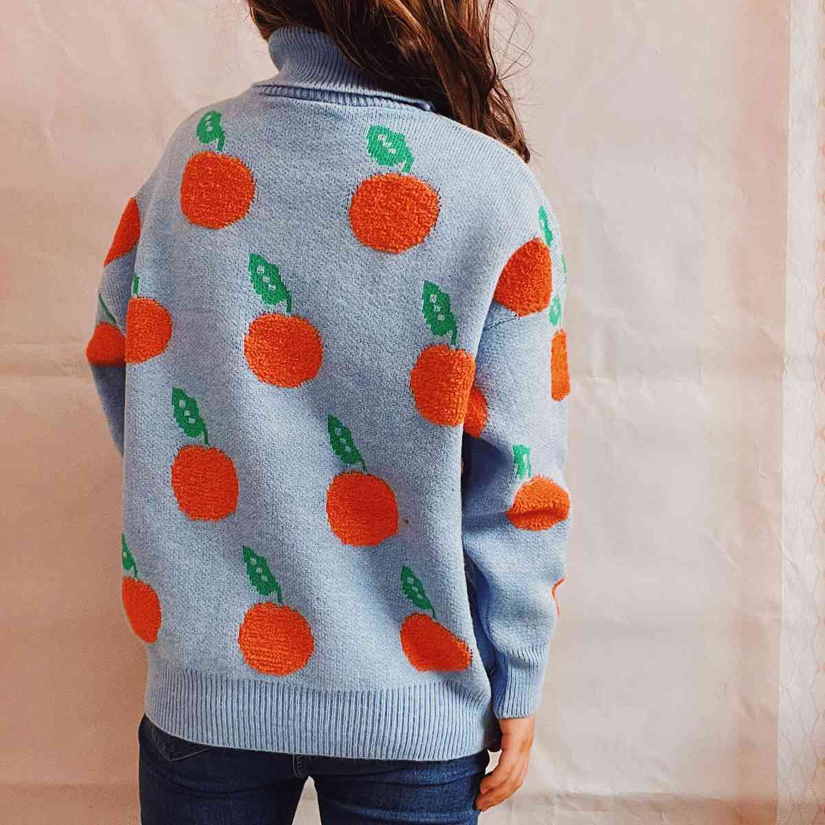 Suéter caído con cuello alto y estampado de frutas