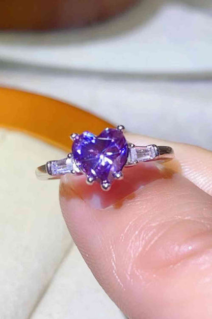 Bague plaquée platine en forme de cœur en moissanite de 1 carat en violet