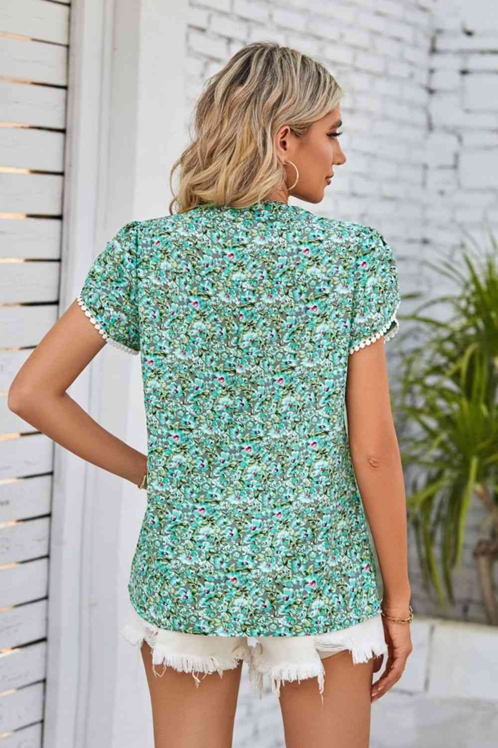 Blusa floral con cuello con muescas