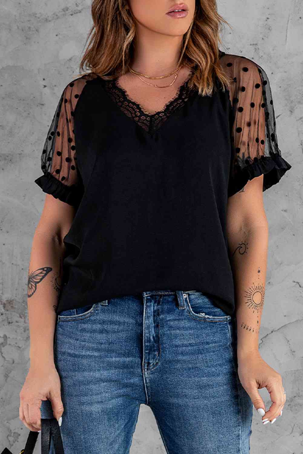 Blusa de malla empalmada con ribete de encaje y lunares