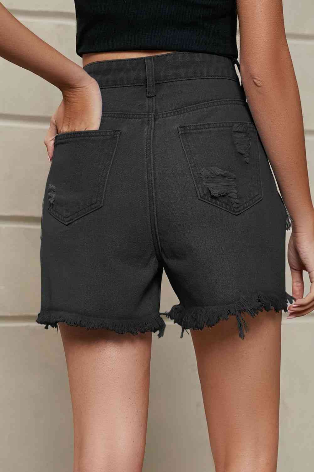 Short en jean vieilli à franges avec poches