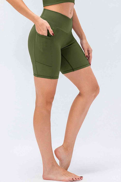 Short de sport coupe slim avec ceinture en V