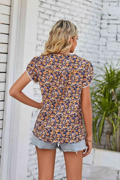 Blusa floral con cuello con muescas