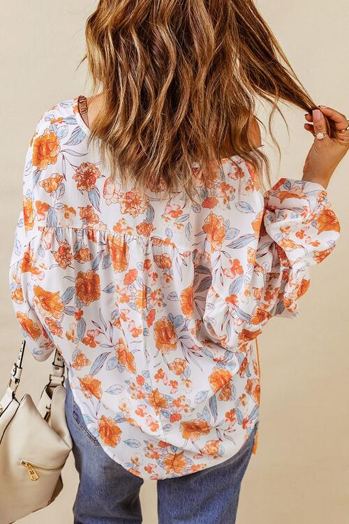 Blusa floral con mangas globo y cuello anudado