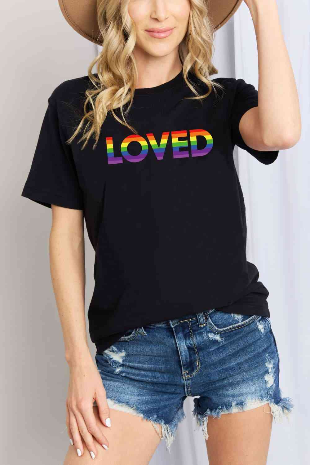 Camiseta de algodón con gráfico LOVED de Simply Love