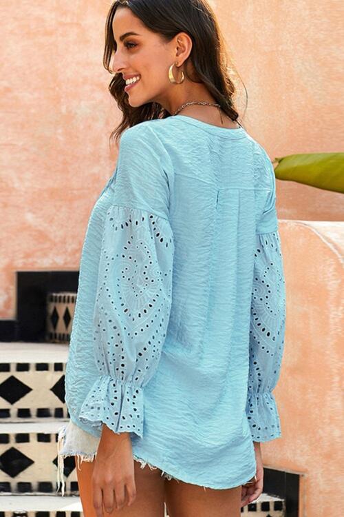 Blusa con botones y mangas con volantes de crochet