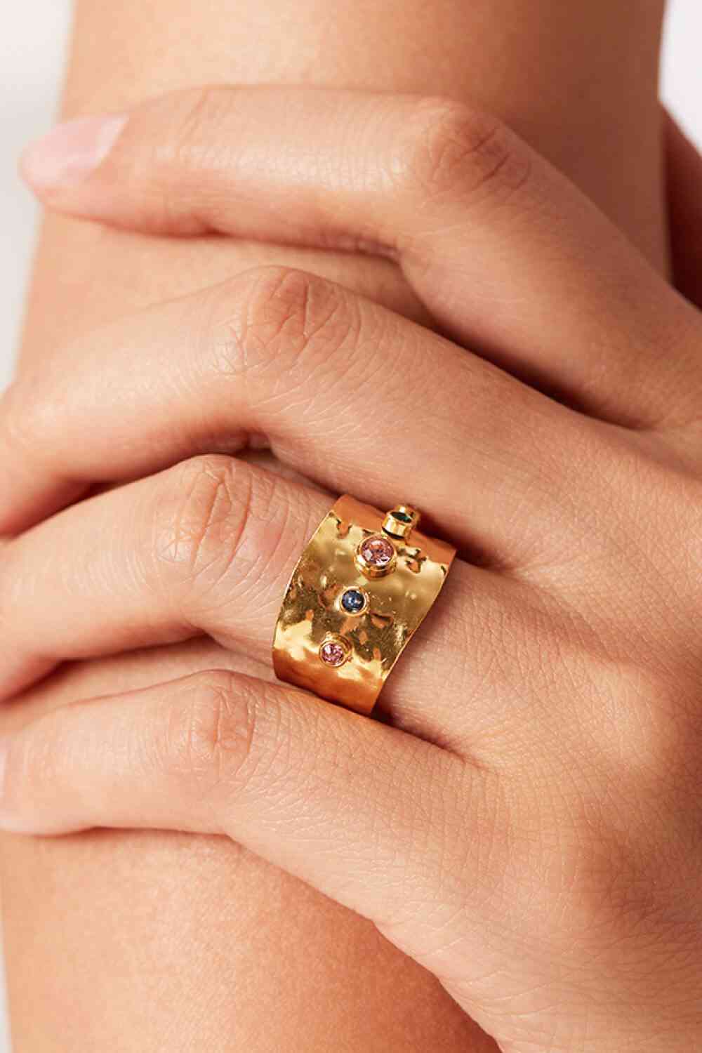 Anillo De Circonitas Bañado En Oro De 18 Quilates