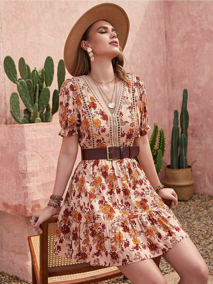 Vestido floral con cuello en V y mangas con volantes