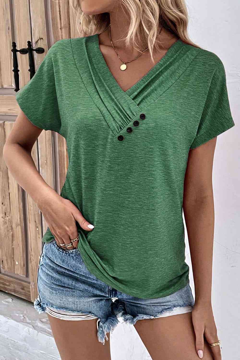 Camiseta de manga corta con cuello en V y botones decorativos