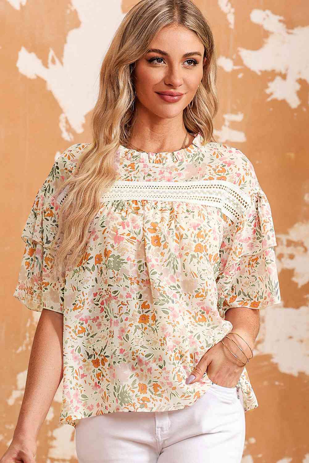 Blusa floral de manga corta con cuello redondo