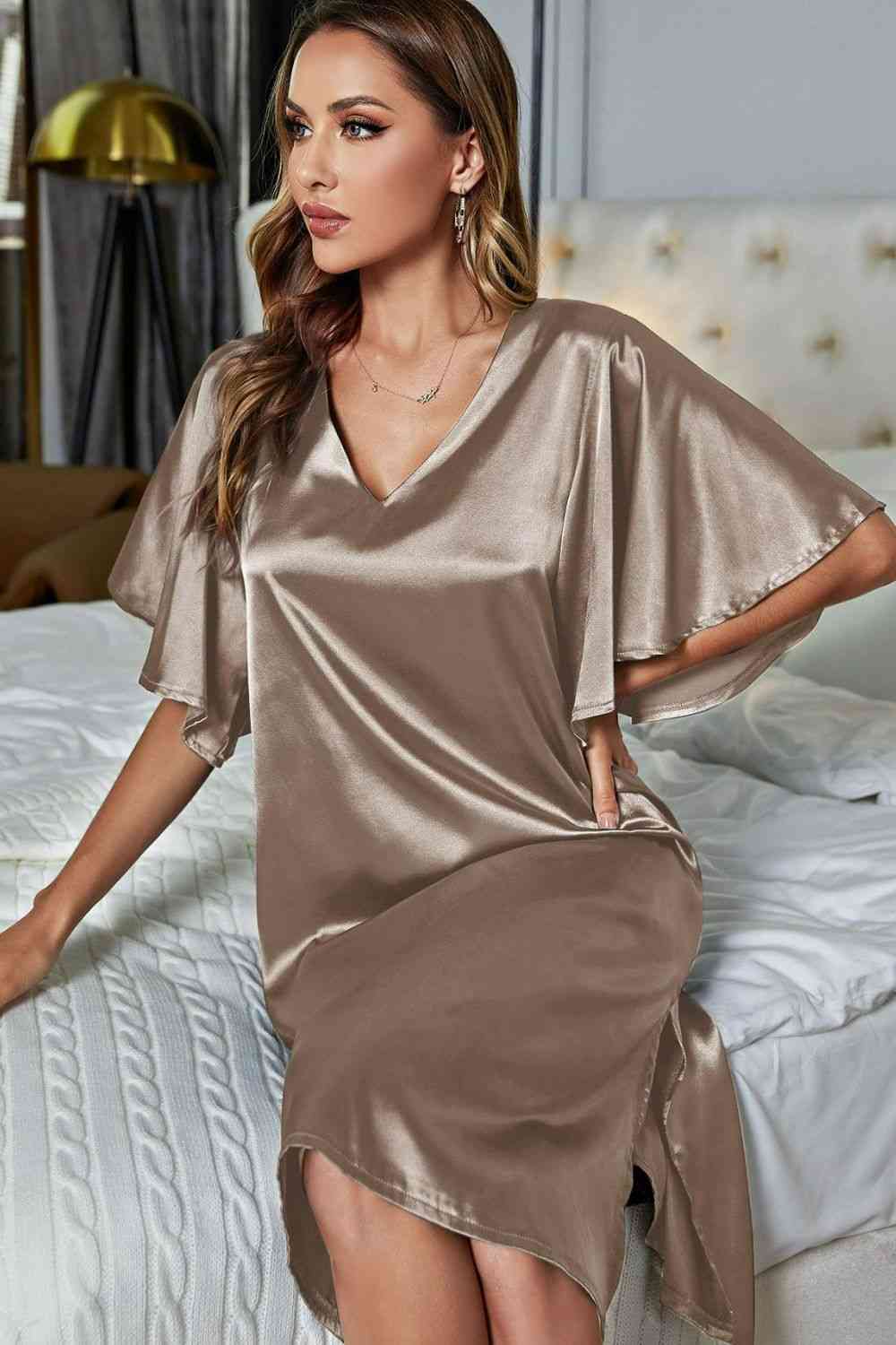 Robe de nuit en satin à manches flottantes et fente latérale à col en V