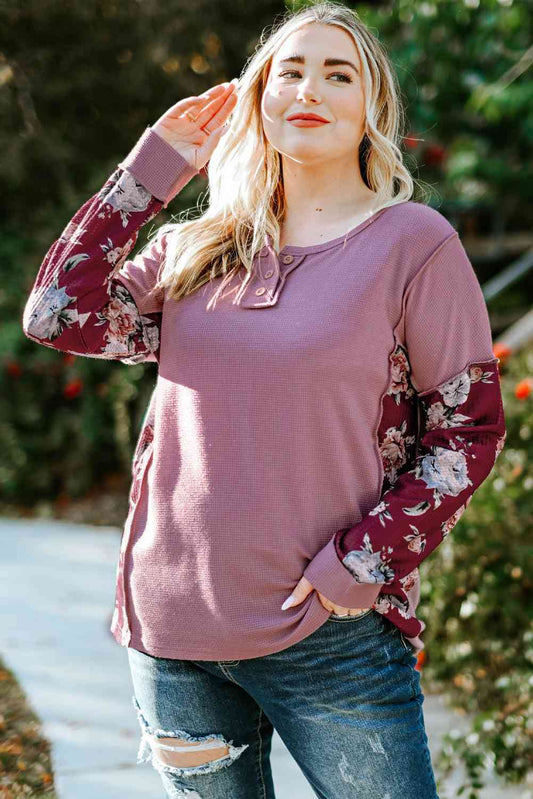 Top henley con un cuarto de botón y costura expuesta floral de talla grande