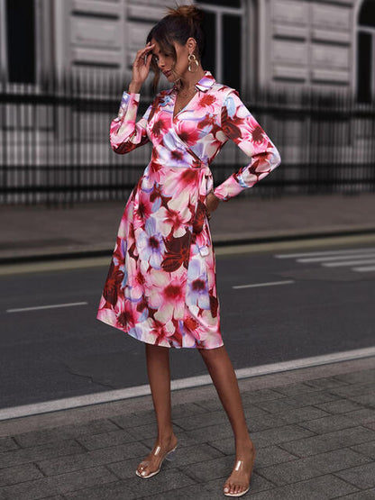 Vestido con abertura y cuello con cuello y estampado floral