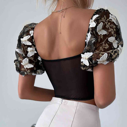 Blusa con ribete de encaje y manga corta con cuello de corazón bordado