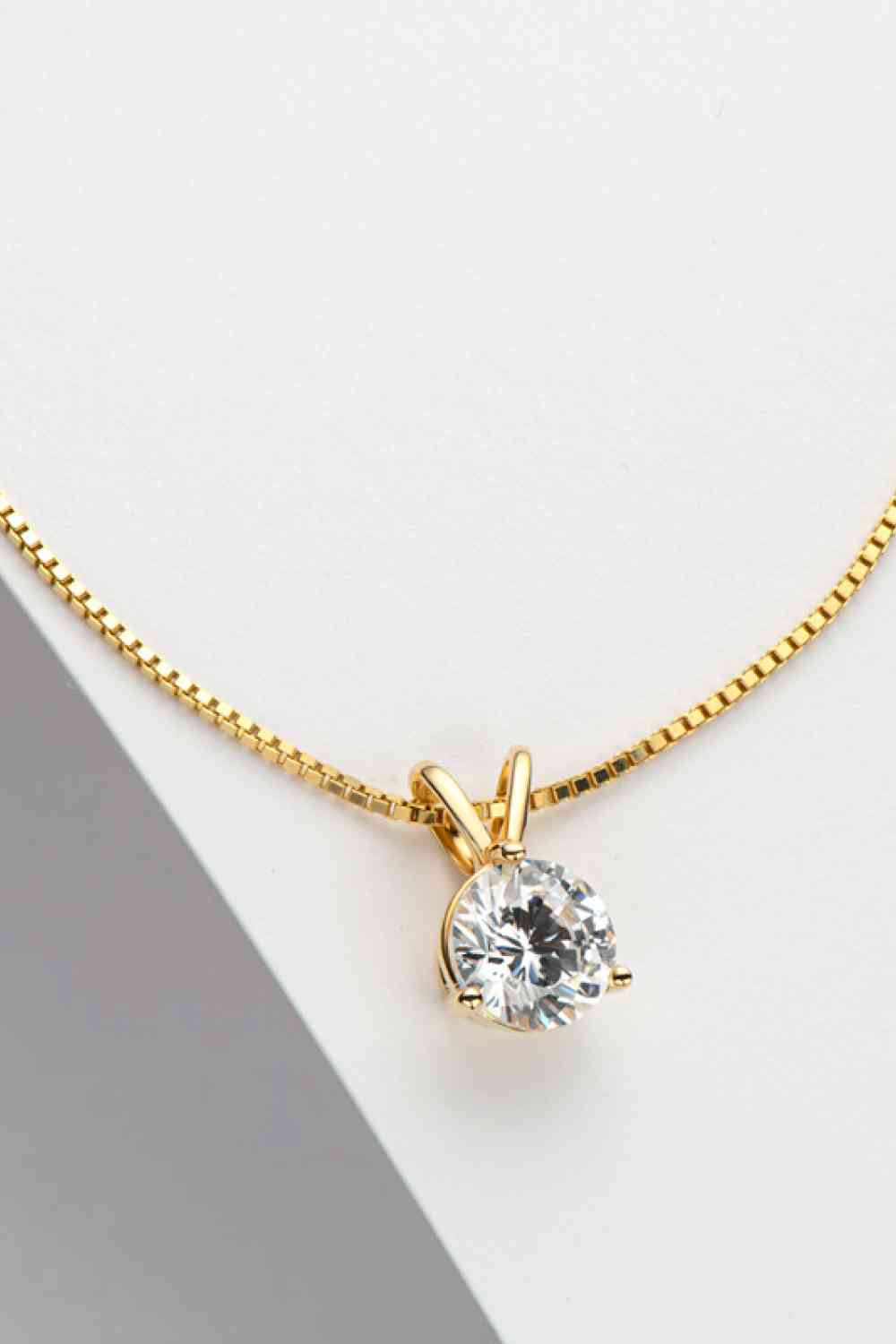 Adored Show Off Collier avec pendentif en moissanite de 1 carat