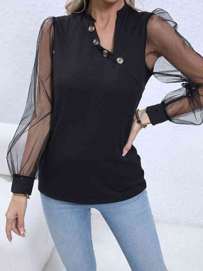 Blusa con botones decorativos y mangas abullonadas