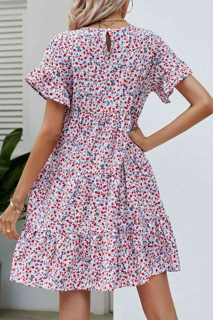 Vestido escalonado con mangas con volante y estampado floral de florecitas