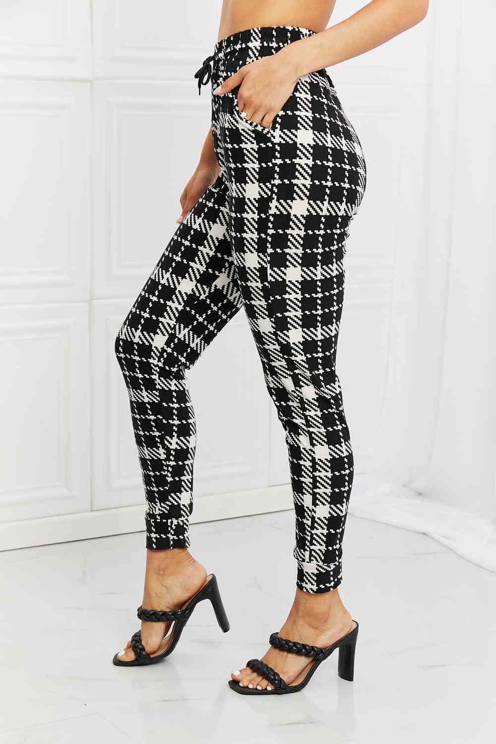 Leggings Depot Stay en joggers estampados de tamaño completo