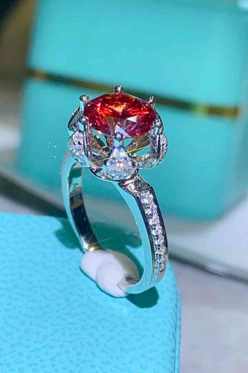 Bague à 6 griffes en moissanite de 2 carats en feu de phénix