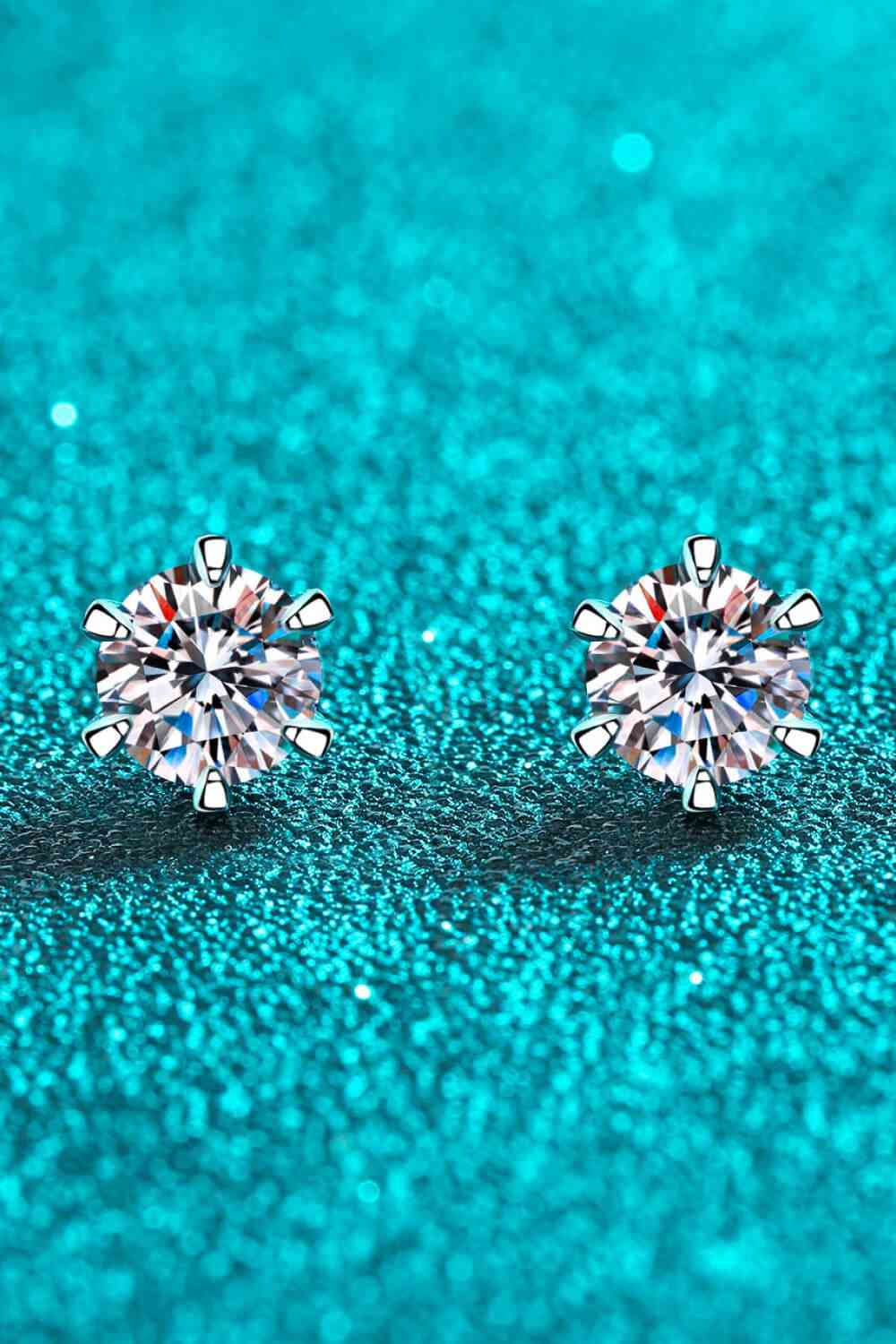 Boucles d'oreilles à tige en moissanite incrustées