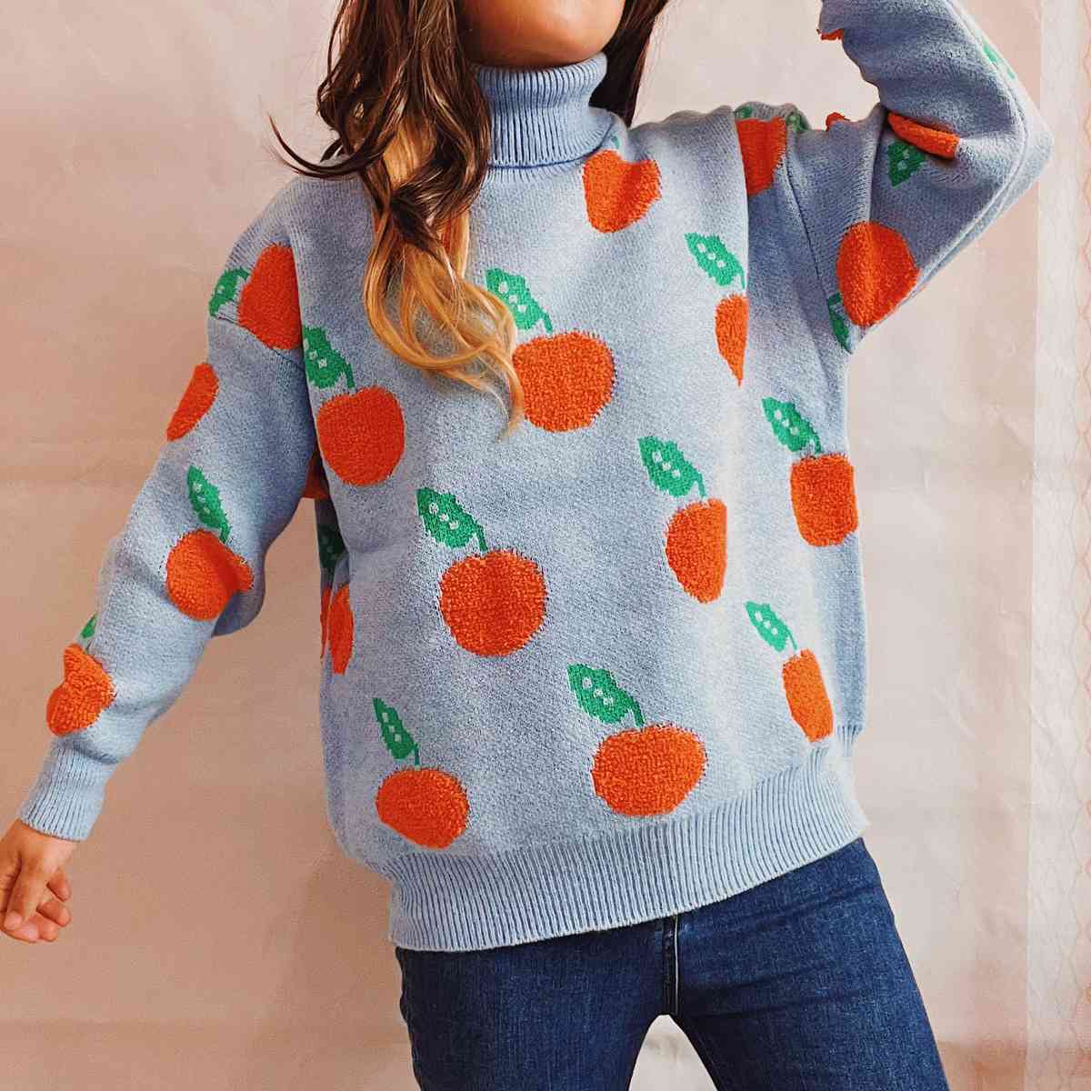 Suéter caído con cuello alto y estampado de frutas