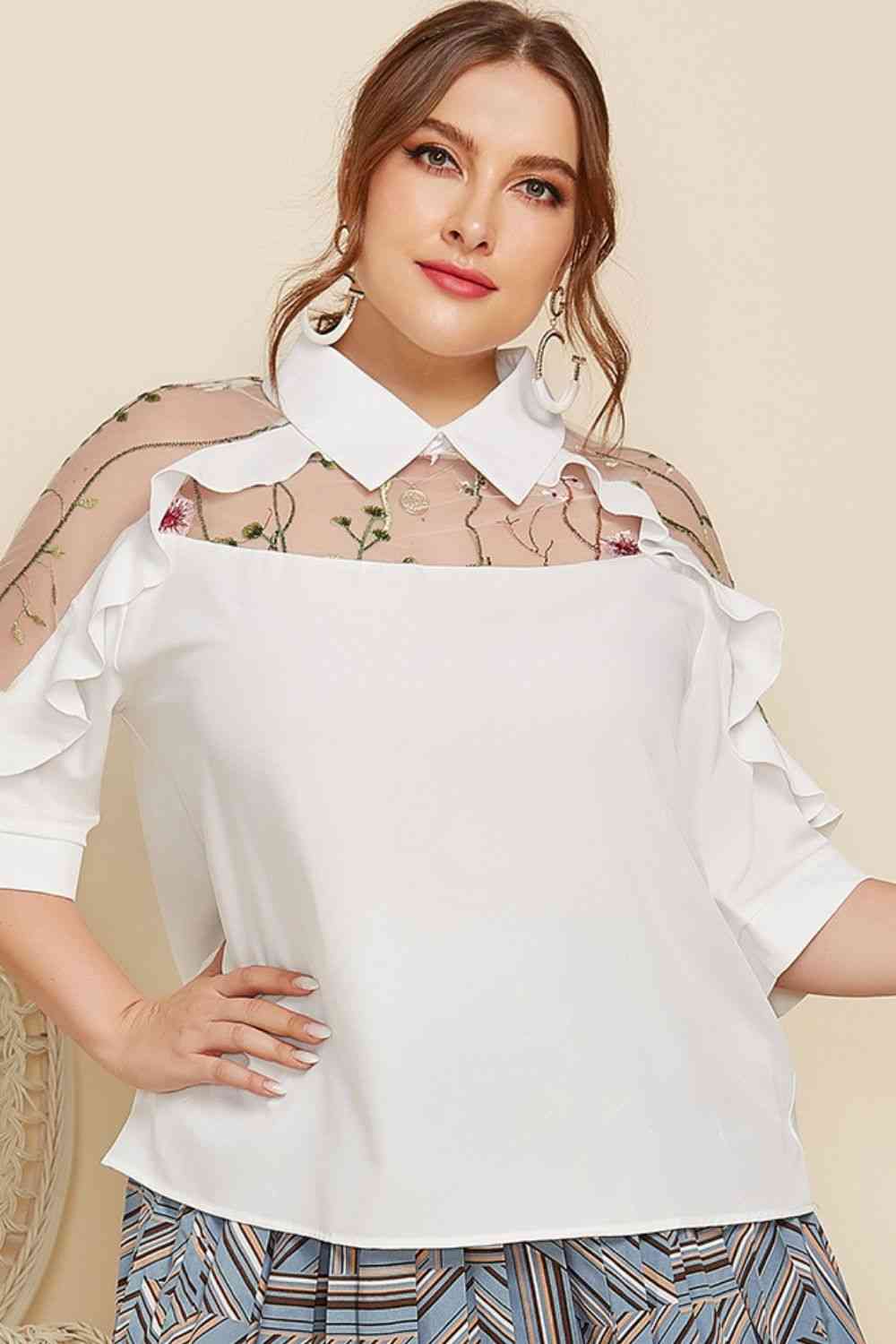 Blusa de media manga con cuello y ribete de volantes bordados de talla grande