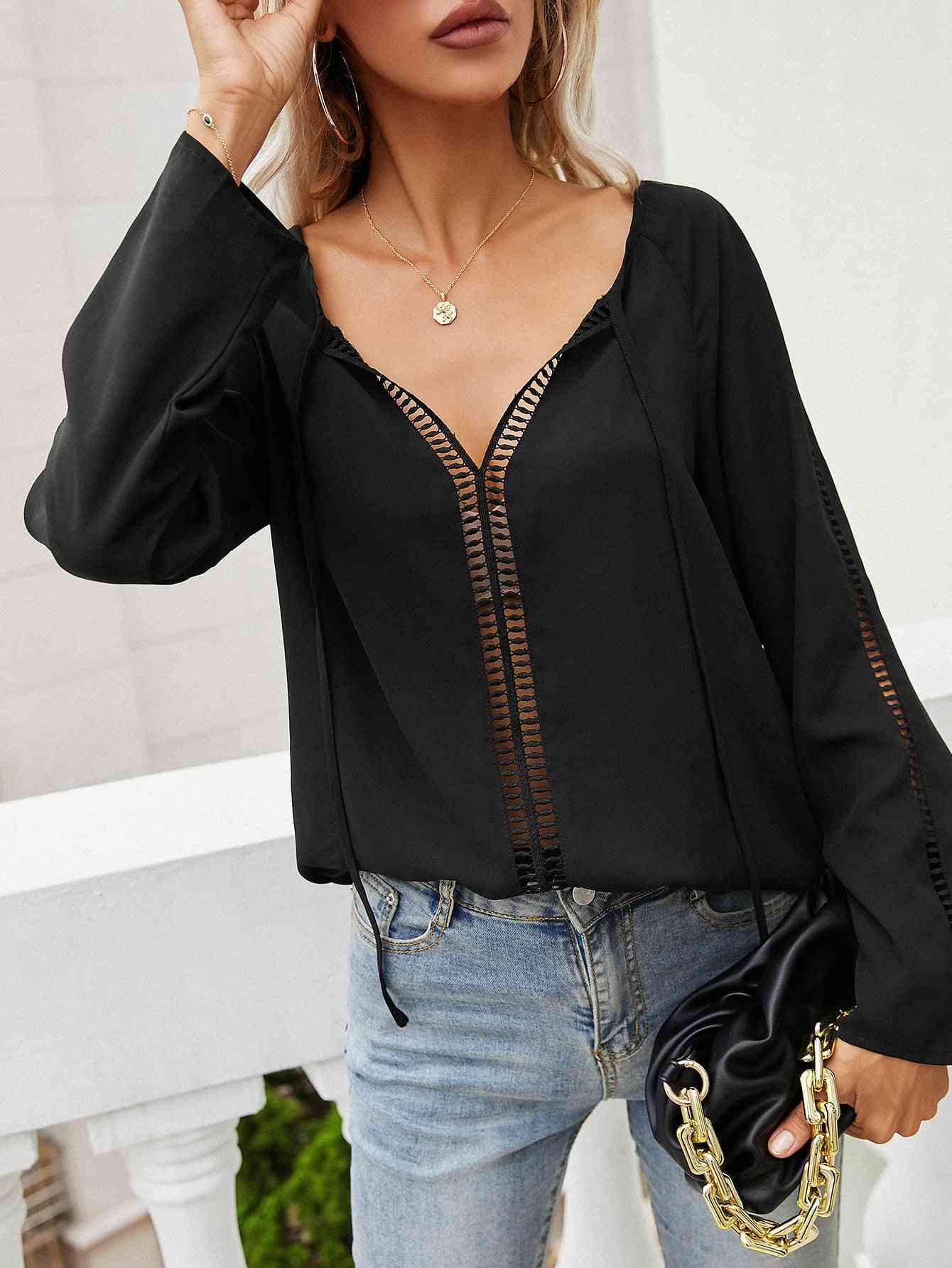 Blusa semitransparente de manga larga con cuello anudado