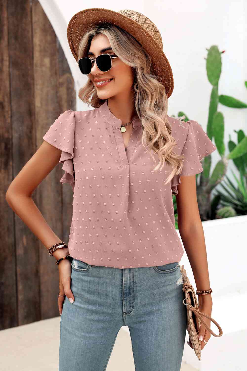 Blusa con cuello con muescas y mangas acampanadas con lunares suizos