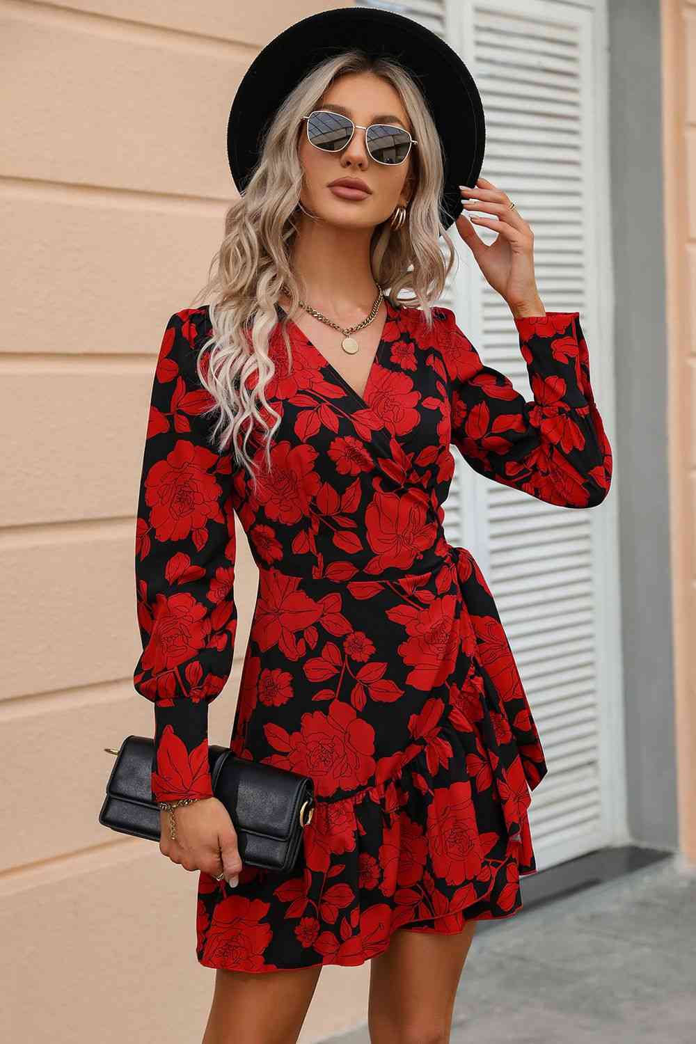 Robe à imprimé floral avec surplis et lien à la taille