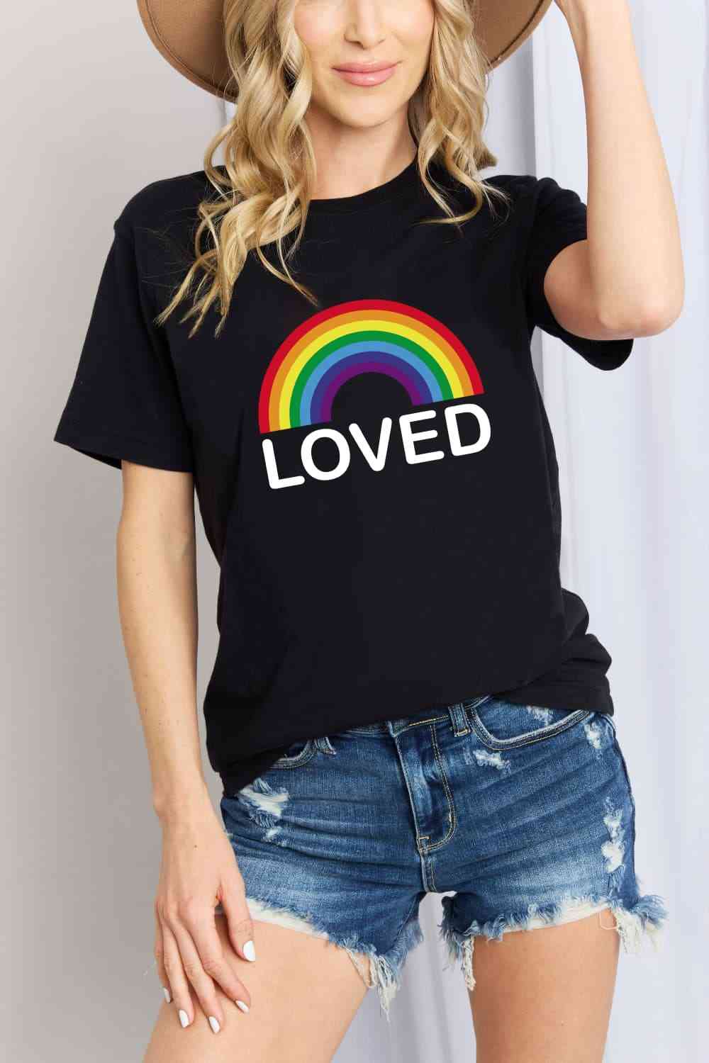 Camiseta de algodón con gráfico LOVED de Simply Love