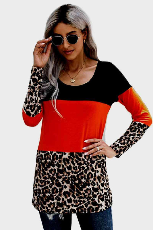 Camiseta con corte y costura de leopardo con espalda de encaje