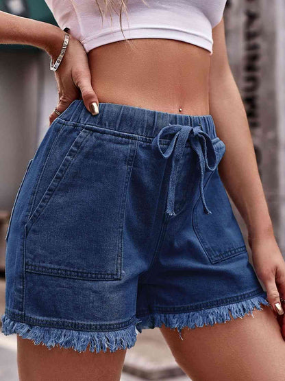 Shorts vaqueros con cordón y dobladillo sin rematar