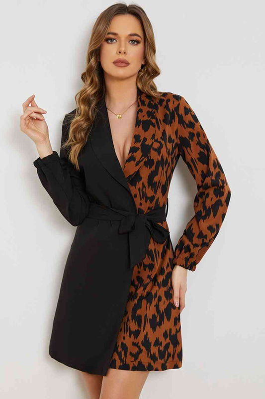 Vestido con cuello chal y cinturón con estampado de leopardo