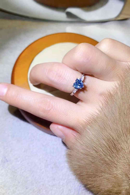 Anillo chapado en platino con moissanita en forma de corazón de 1 quilate en azul