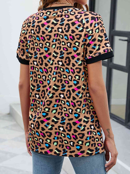 Camiseta de manga corta con cuello redondo de leopardo