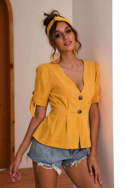 Blusa de manga corta con cuello en V y botones