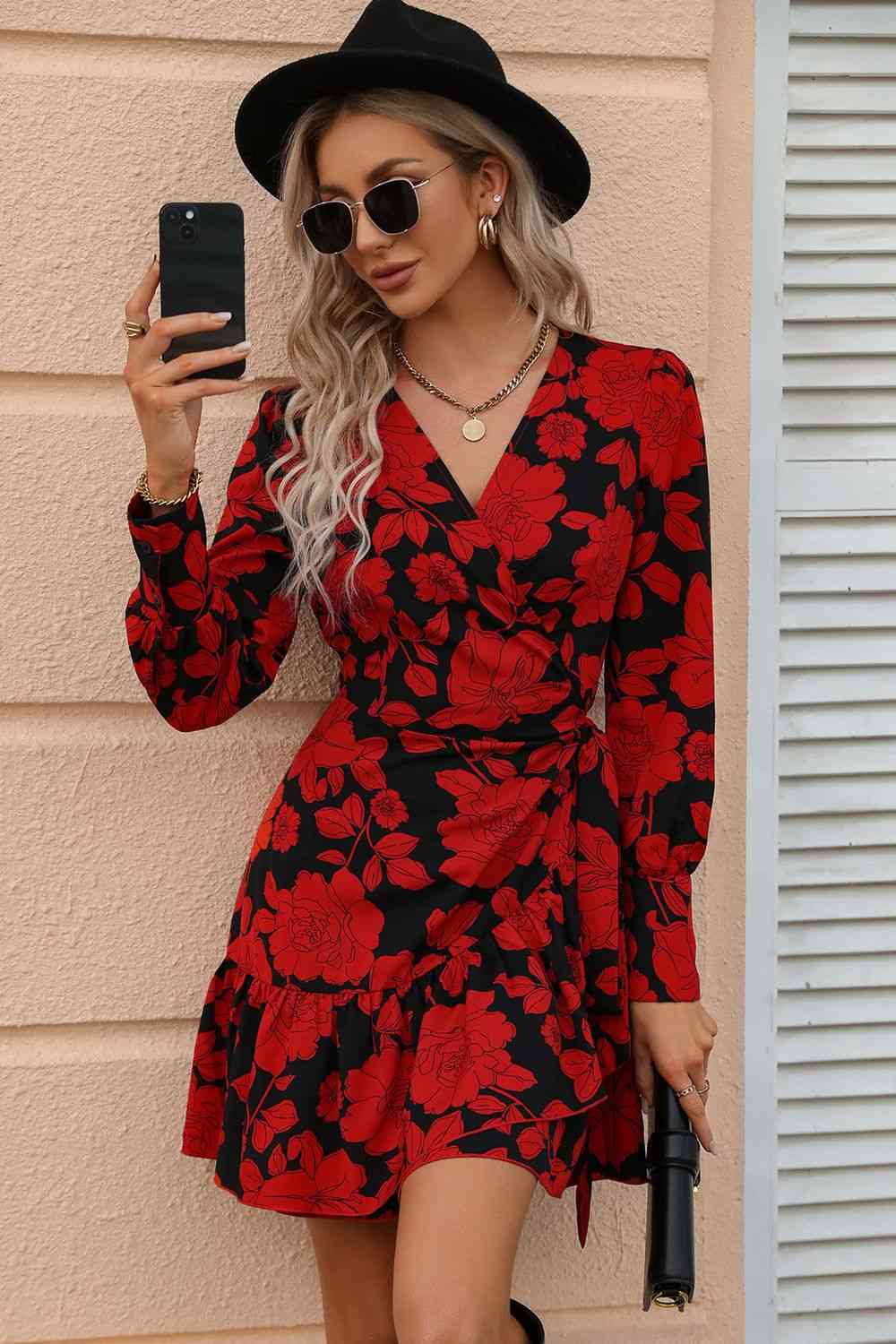 Robe à imprimé floral avec surplis et lien à la taille