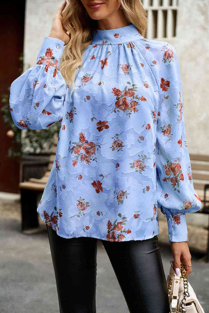 Blusa con manga farol y cuello simulado con estampado floral