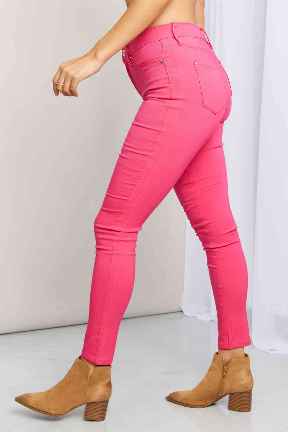 YMI Jeanswear Kate Hyper-Stretch Jeans ajustados de talle medio y tamaño completo en coral ardiente