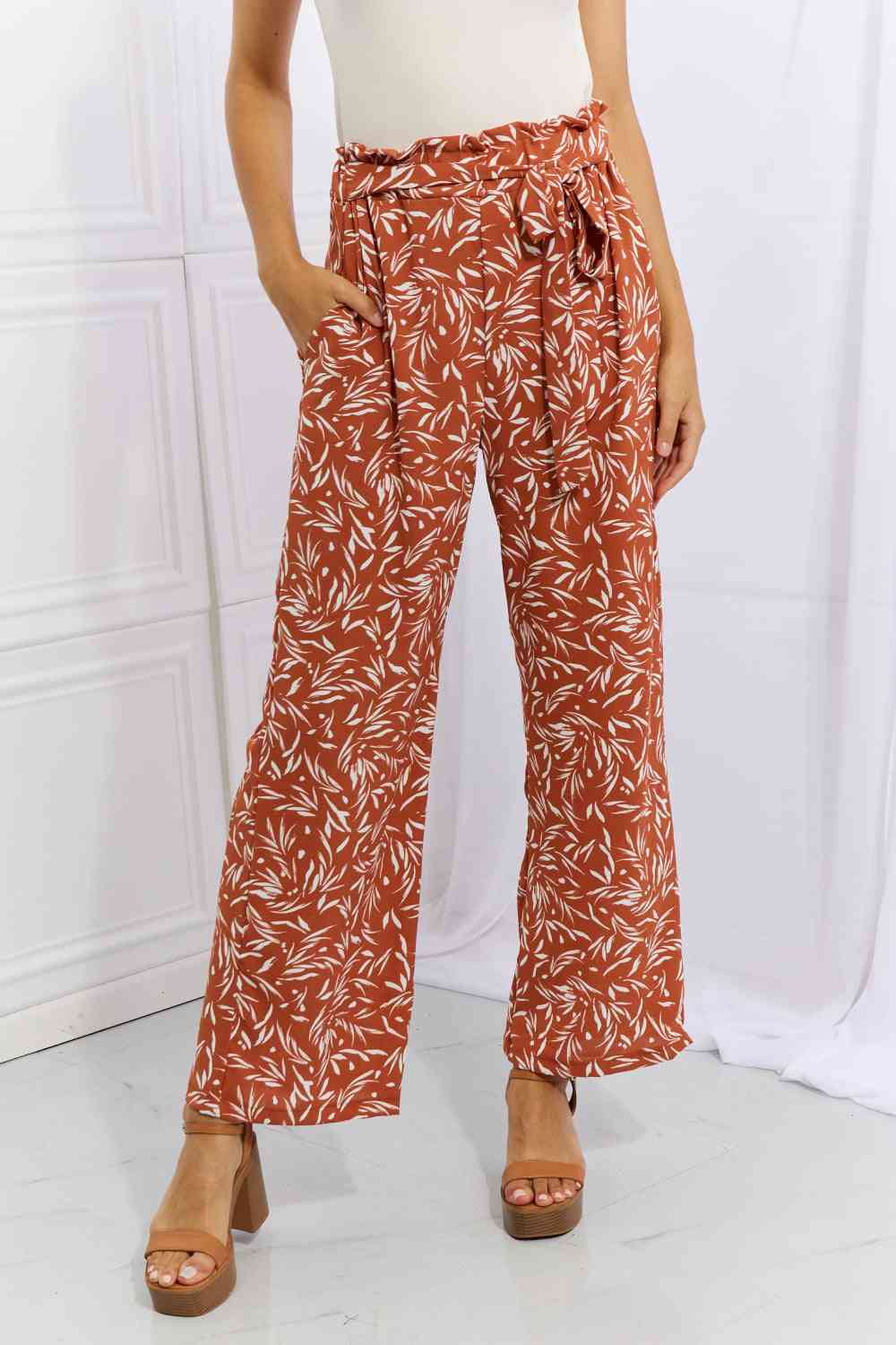 Pantalon imprimé géométrique pleine taille à angle droit Heimish en rouge orange