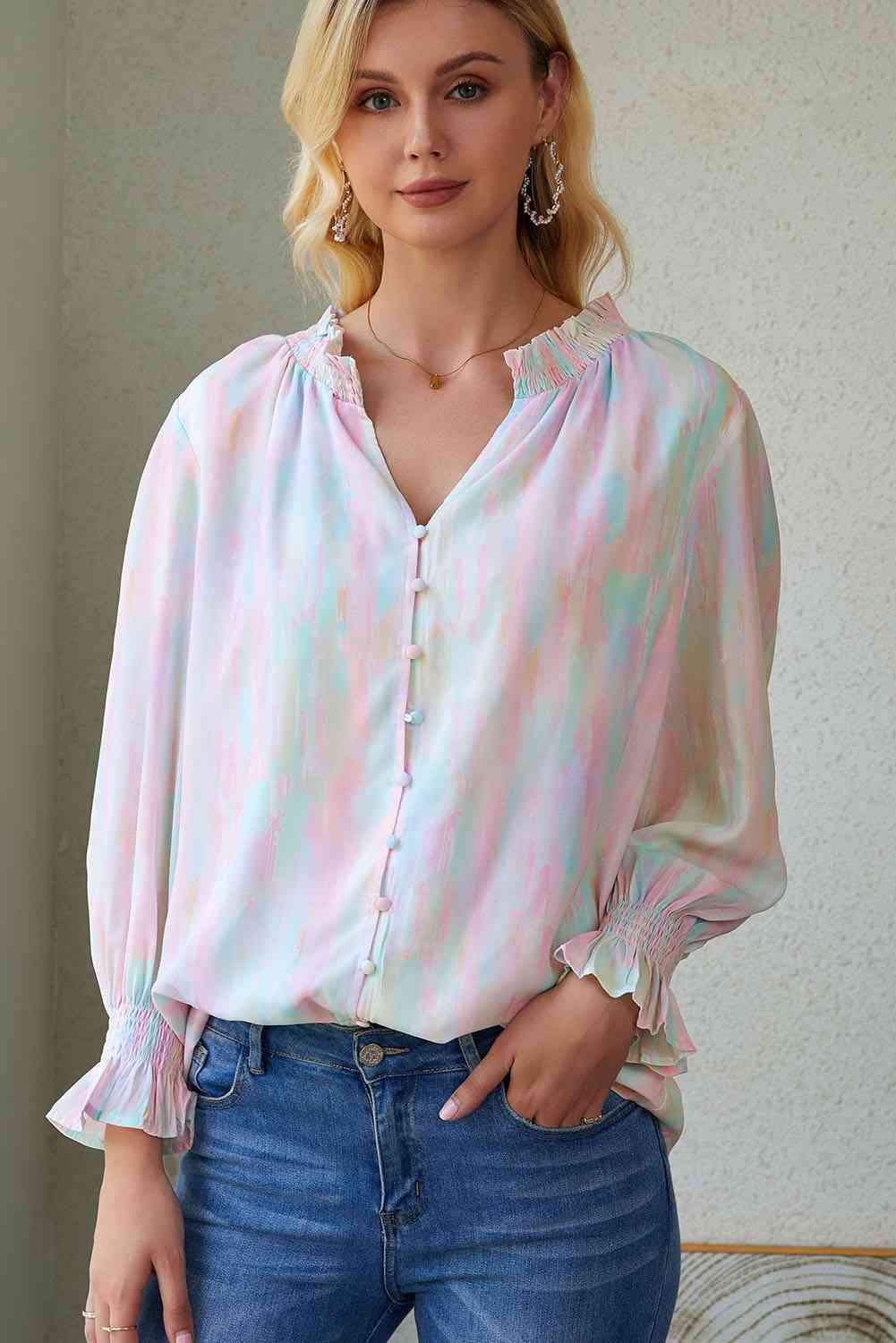 Blusa con mangas con volante y cuello con muescas