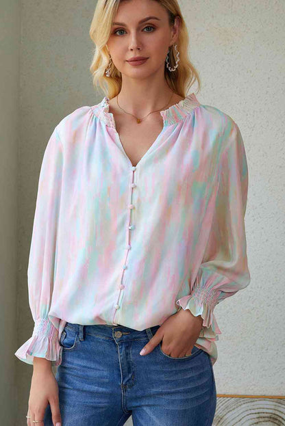 Blusa con mangas con volante y cuello con muescas